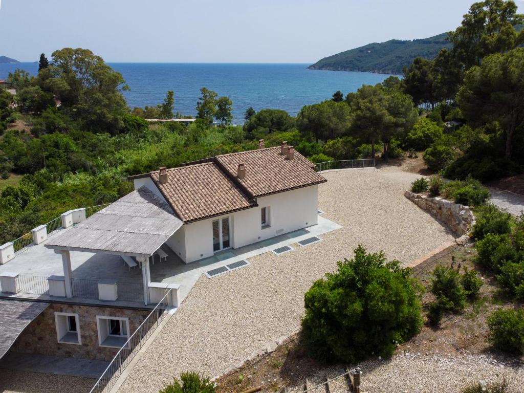 una vista aérea de una casa con el océano en el fondo en Villa Margidore en Lacona