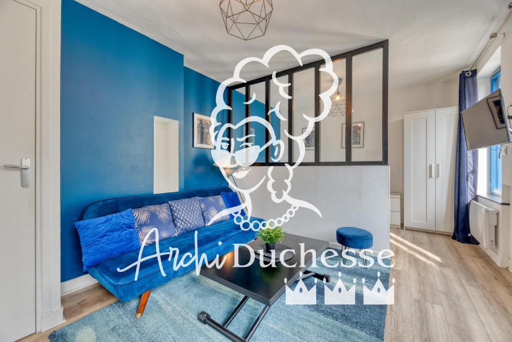 - un salon avec des murs bleus et un canapé bleu dans l'établissement Le BlueArt, votre logement au cœur de Rouen, à Rouen