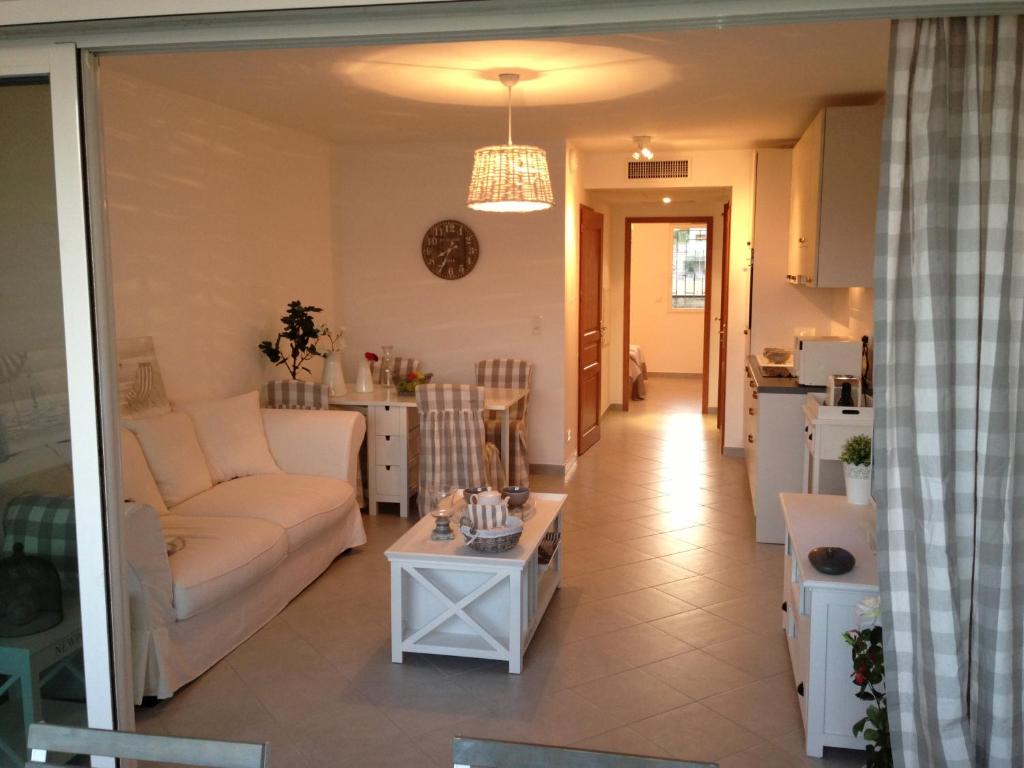 un salon avec un canapé et une table dans l'établissement Residence Nayah-Maria, à Calvi