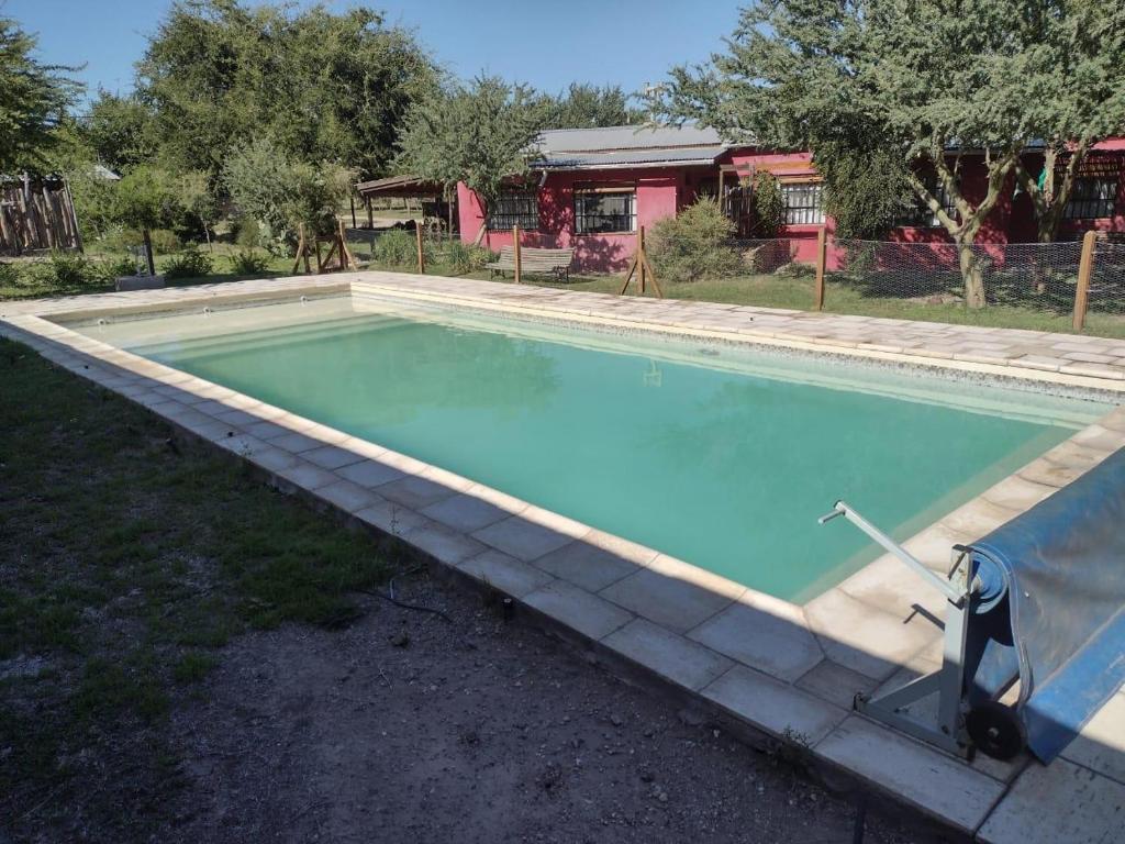 Πισίνα στο ή κοντά στο Cabañas del Monte