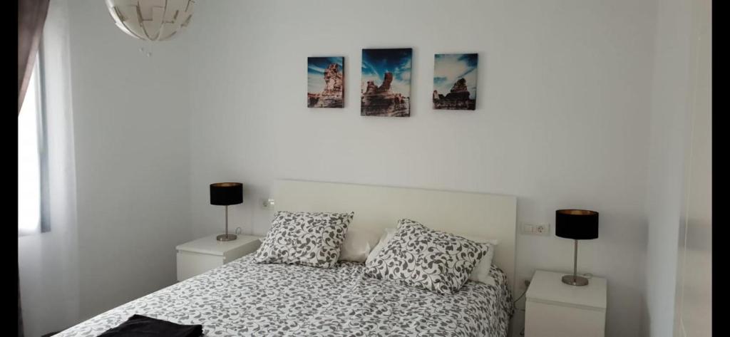Posteľ alebo postele v izbe v ubytovaní Luxury Villa sea front Costa Teguise