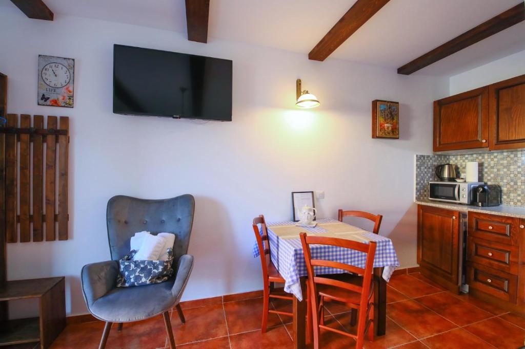 Kuchyň nebo kuchyňský kout v ubytování AMA Guest House