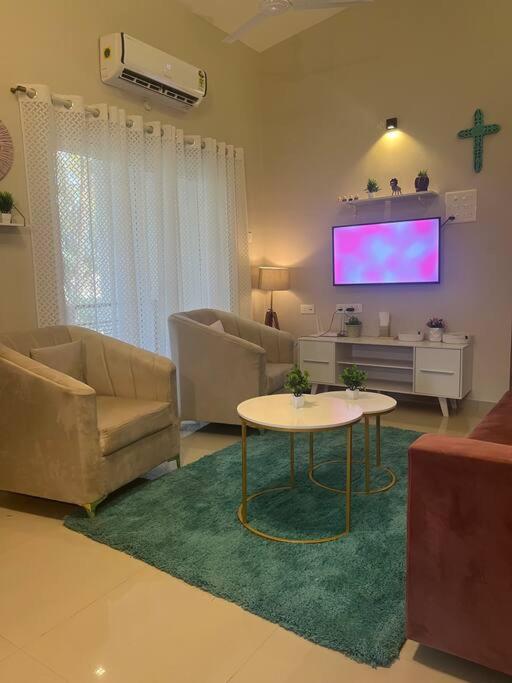 TV a/nebo společenská místnost v ubytování Flamingo-by UncleJollys.5 minutes from Vagator!
