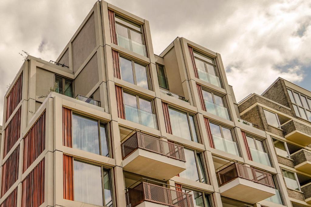 een hoog gebouw met veel ramen aan de zijkant bij BizStay Walden in Den Haag