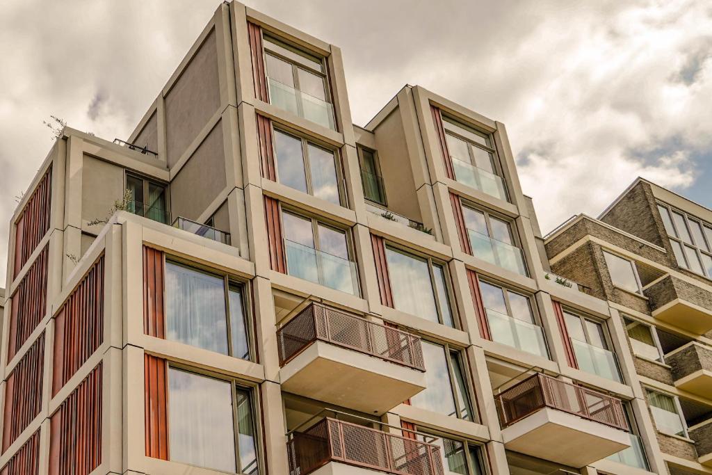 un edificio alto con muchas ventanas a un lado. en BizStay Walden, en La Haya