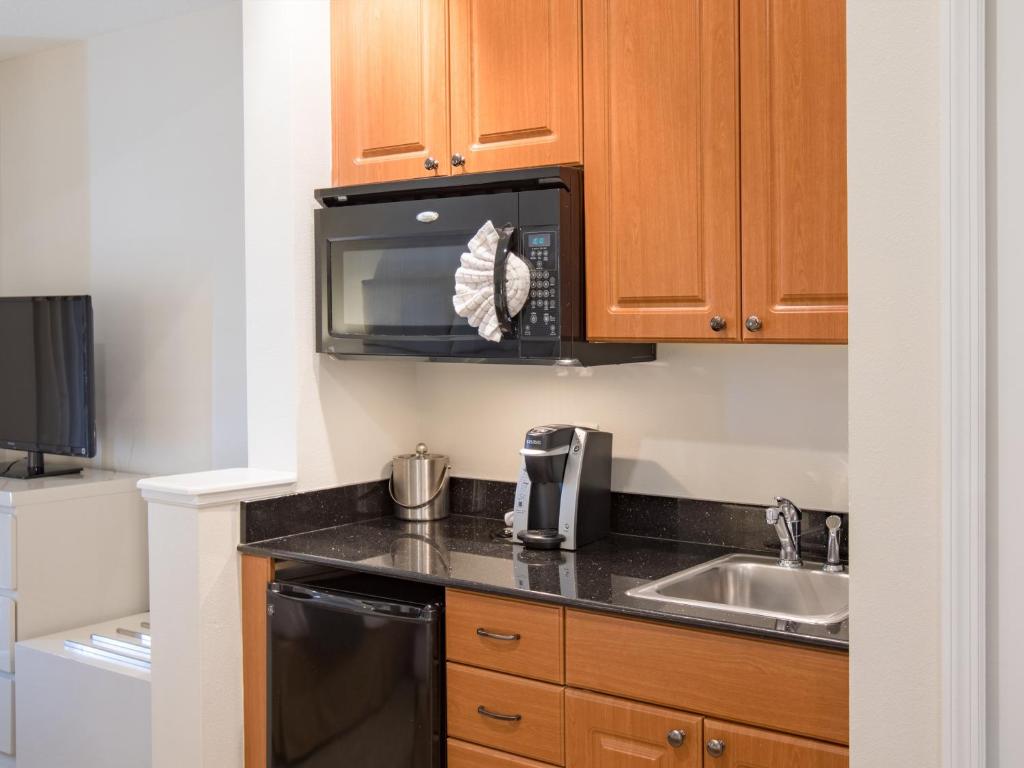 The Point Hotel & Suites Universal - Executive King Studio With Wet Bar