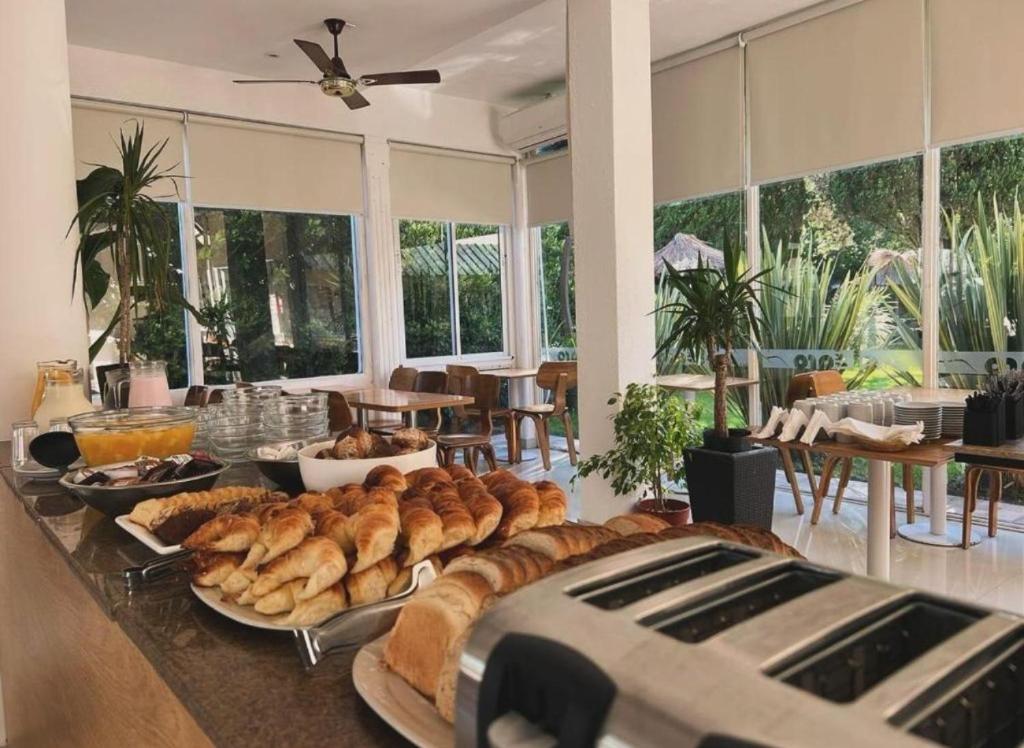 einen Tisch mit vielen verschiedenen Brotsorten in der Unterkunft Hotel El Faro in Villa Gesell