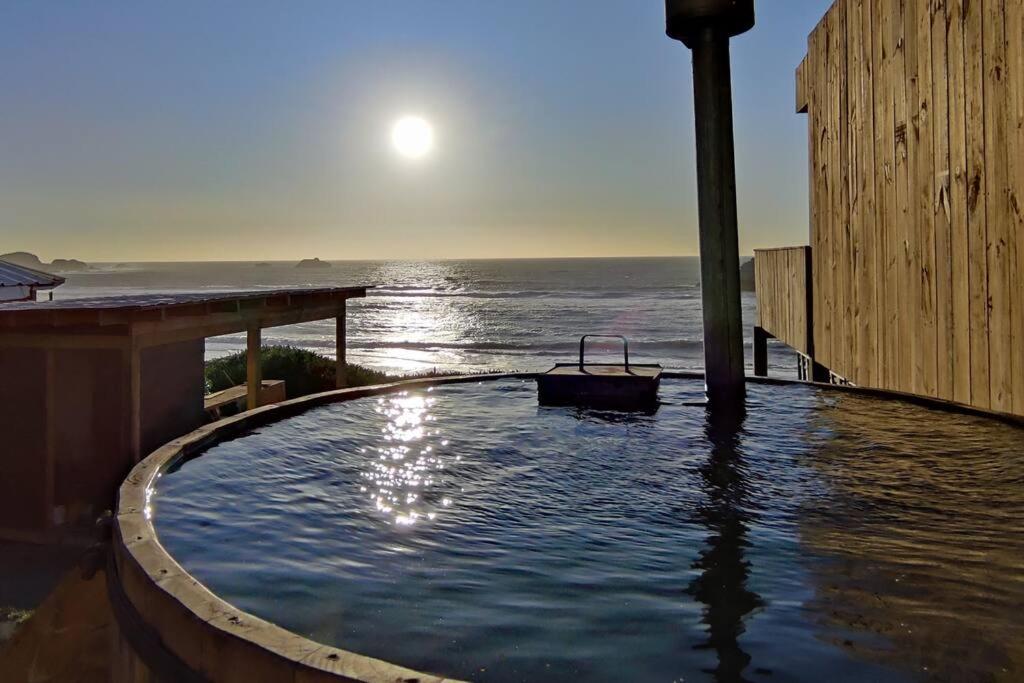 - une piscine avec l'océan en arrière-plan dans l'établissement Tinaja a orilla de playa Matanzas, à Matanzas