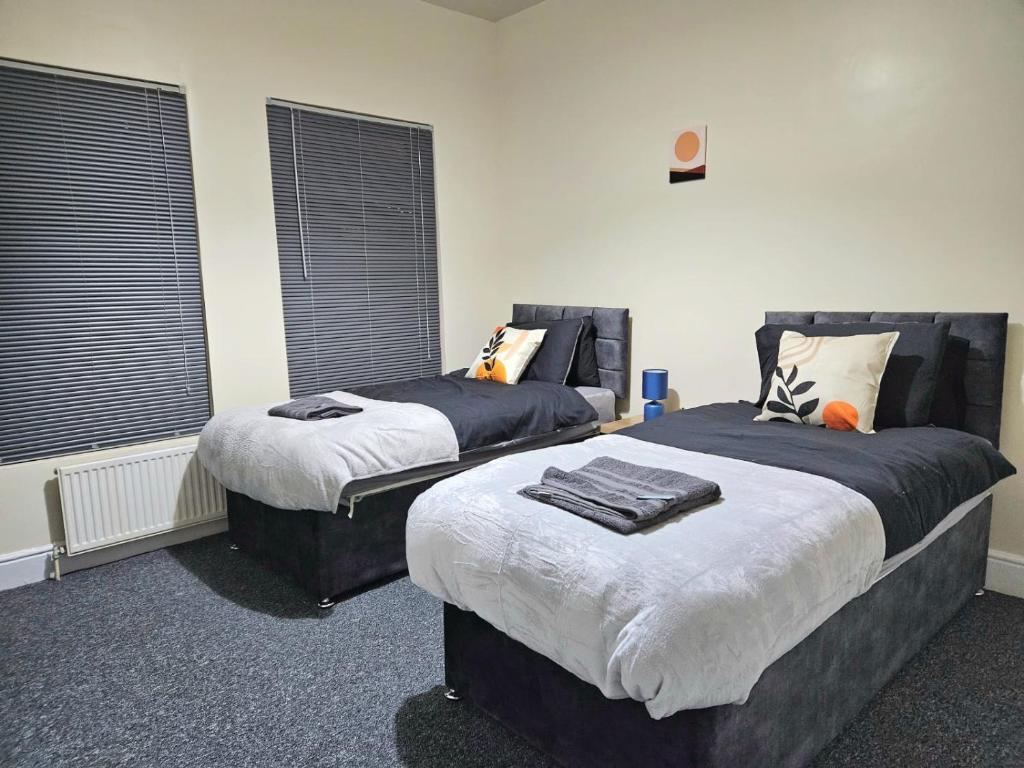 Photo inspiration: Picture Idea: Spacious Luxury Near City Center Free Parking Coventry Updated Prices