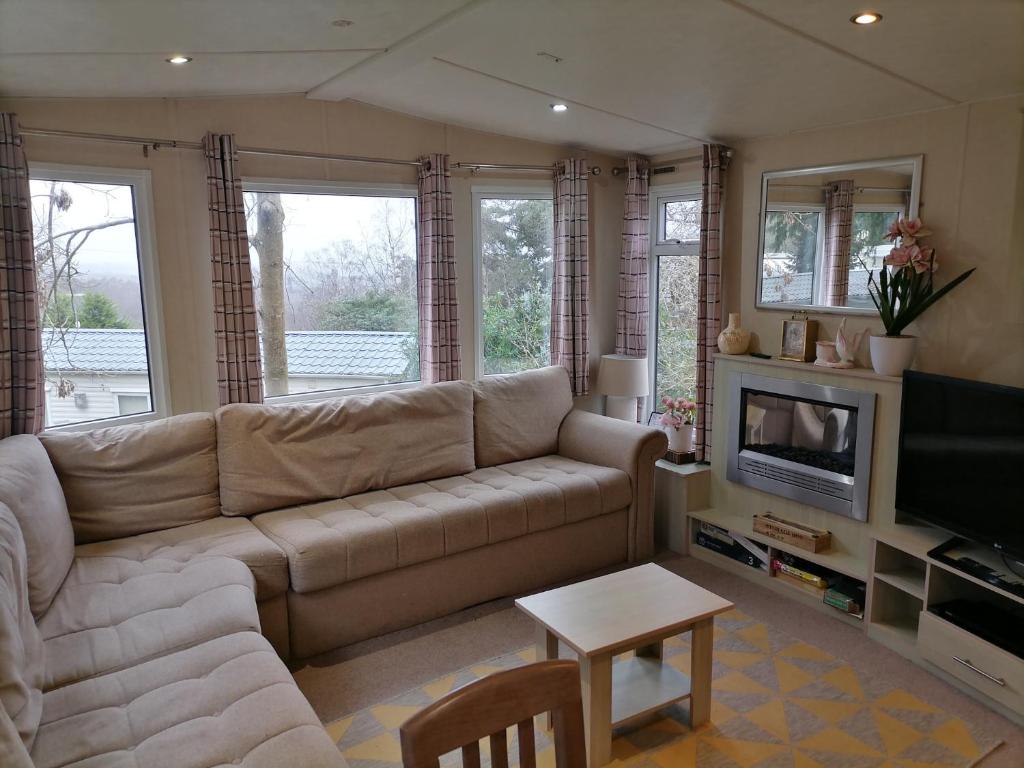sala de estar con sofá y TV en Victory - idyllic holiday home in Hastings en Hastings