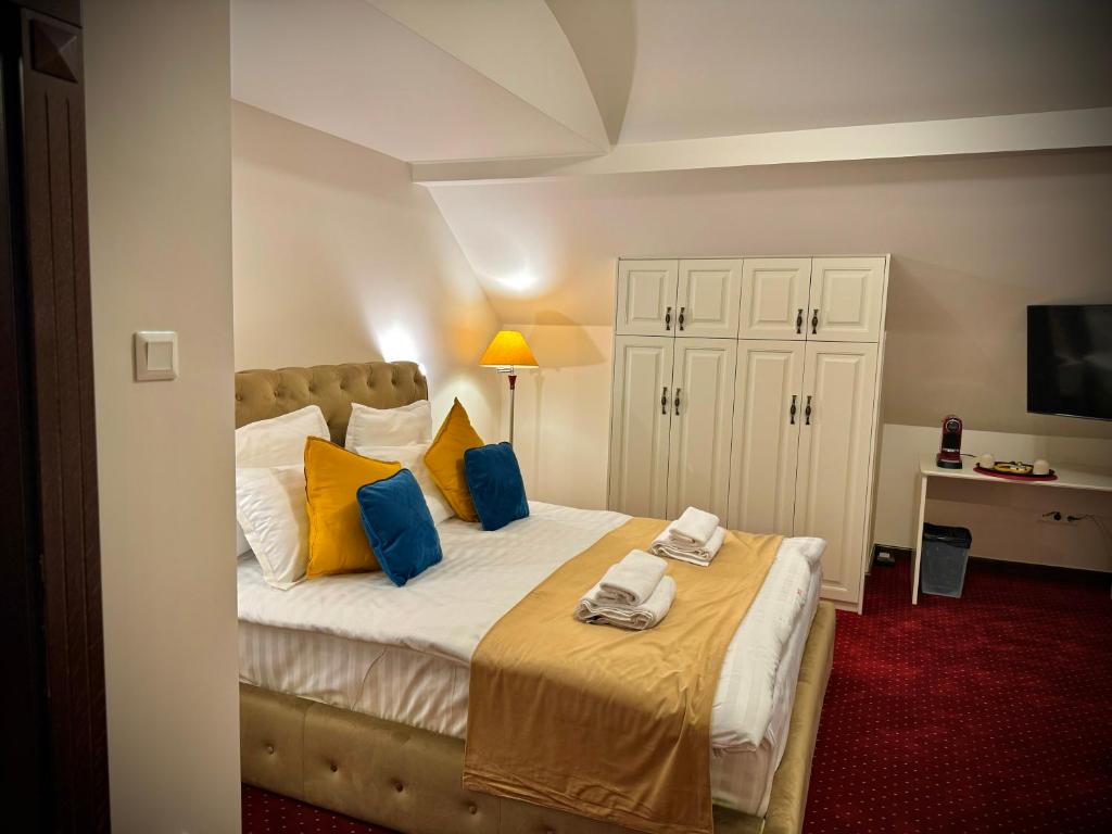 Postel nebo postele na pokoji v ubytování Vila Șipot - Casa Arhitecților