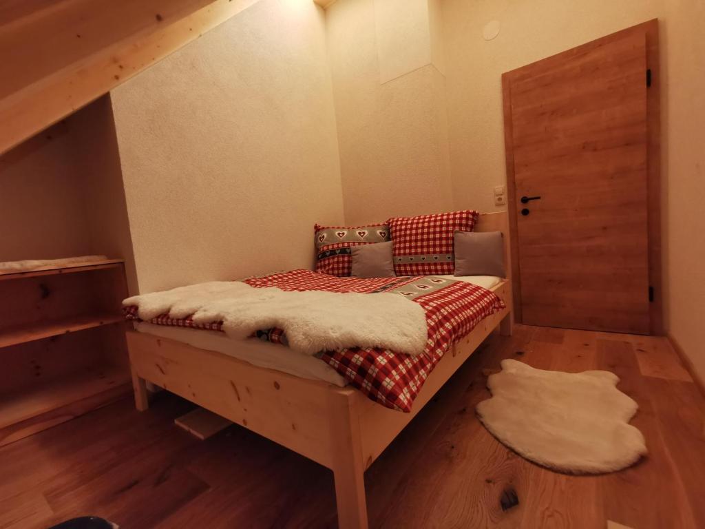 Postel nebo postele na pokoji v ubytování ALMNEST - LACHTAL