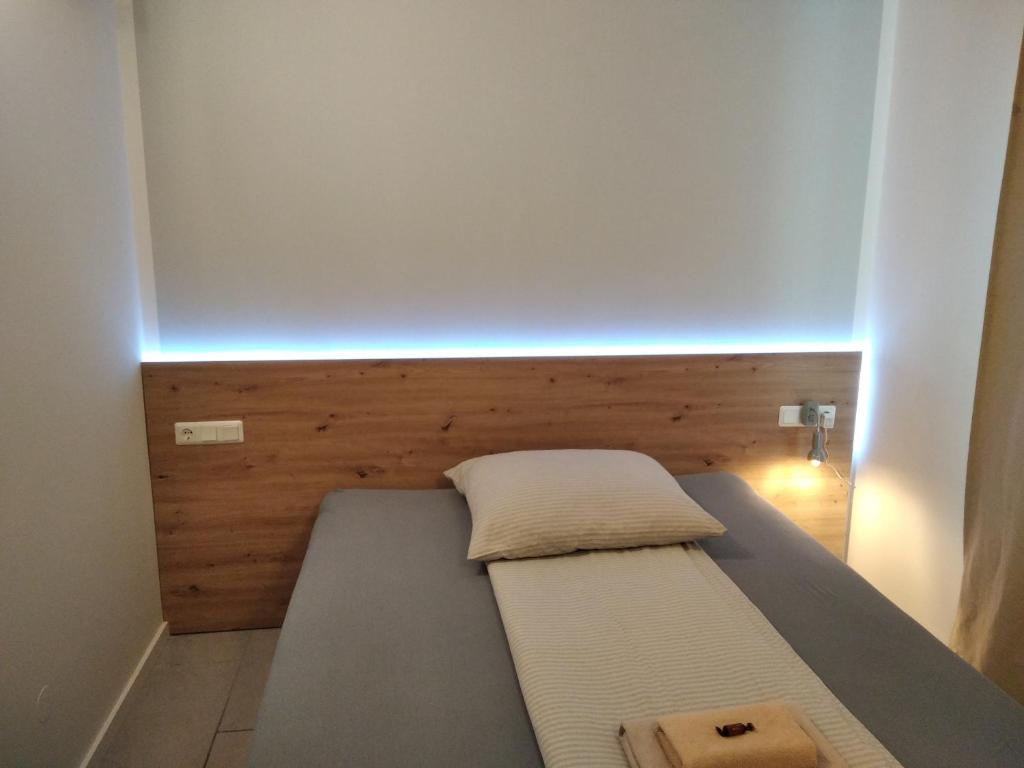 Un pequeño dormitorio con una cama con luz. en Sroom 118 and 119 in Center, en Reutlingen