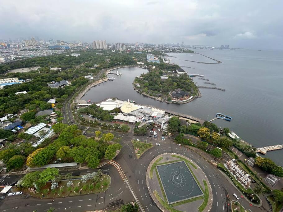 una vista aérea de un parque junto a un cuerpo de agua en Water Fountain View Ancol Apartment, en Yakarta