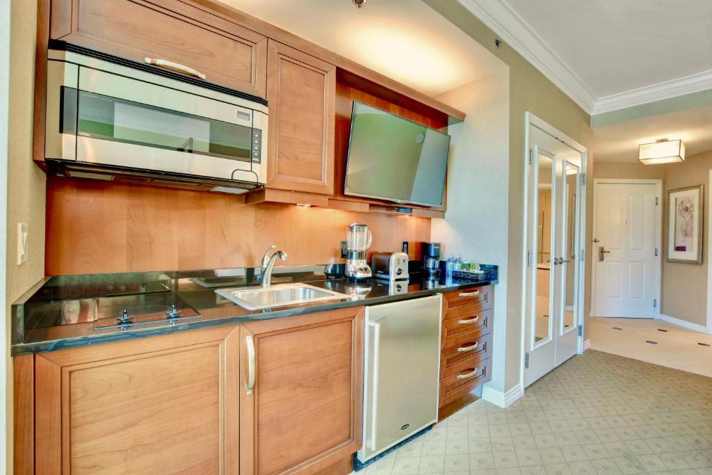 No Resort Fee - Strip Views, Pools & Parking photo
