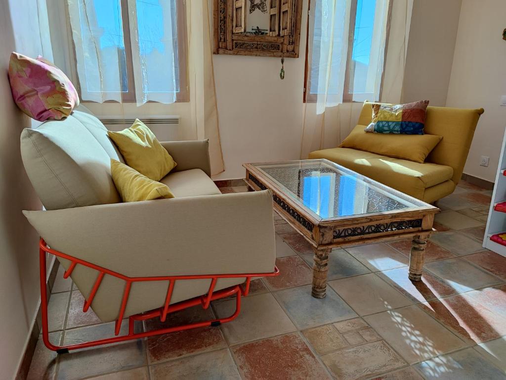 - un salon avec un canapé et une table basse dans l'établissement Petit cocon à Mourepiane, à Marseille