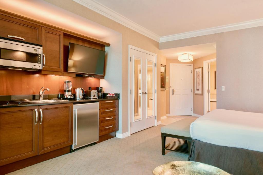 No Resort Fee - Strip Views, Pools & Parking photo