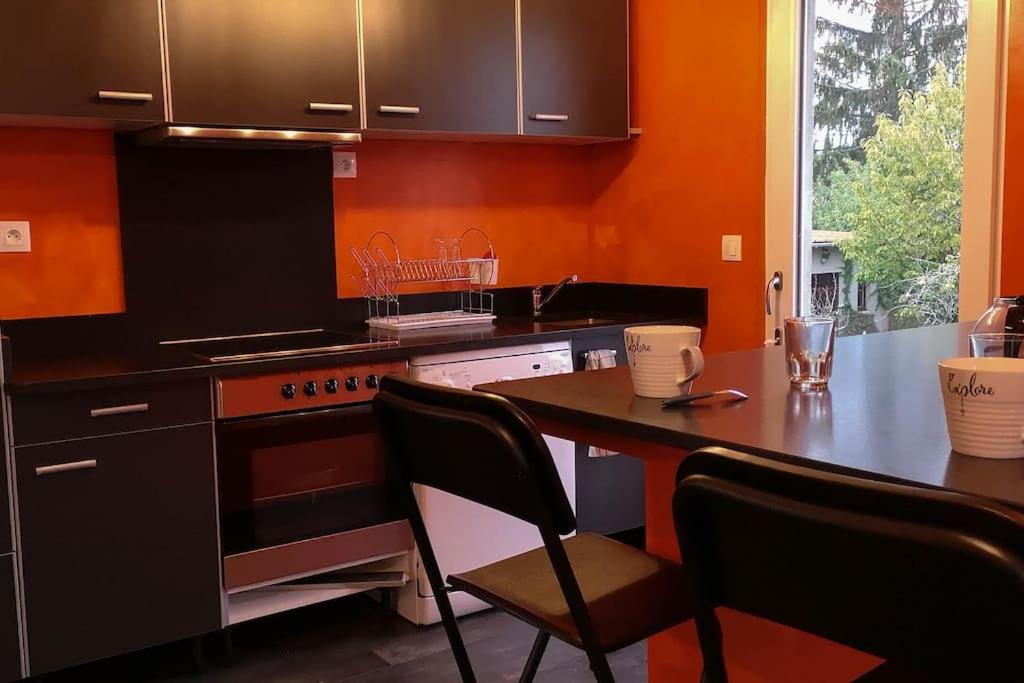 A kitchen or kitchenette at Gites les Rives du canal parking privé gratuit