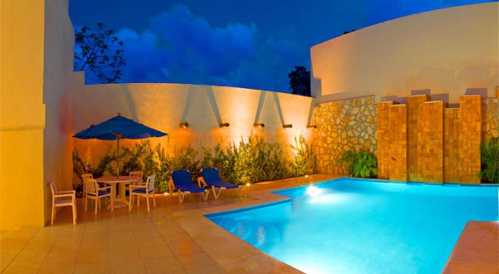 Bazén v ubytování Hotel Lopez Campeche nebo v jeho okolí