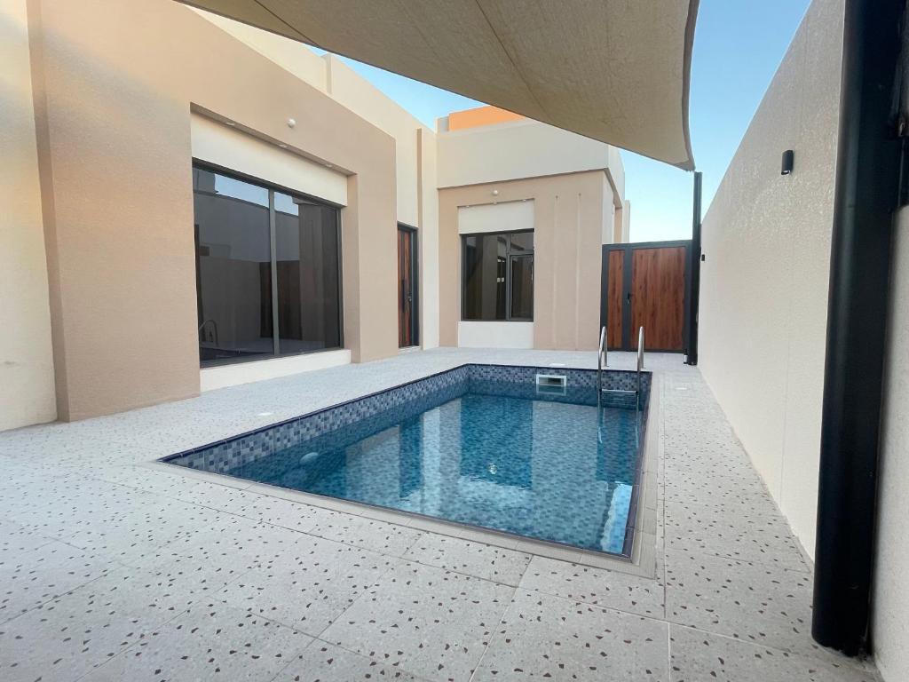 - une piscine au milieu d'une maison dans l'établissement AL Rabie Resort ,Nizwa Grand Mall, à Firq