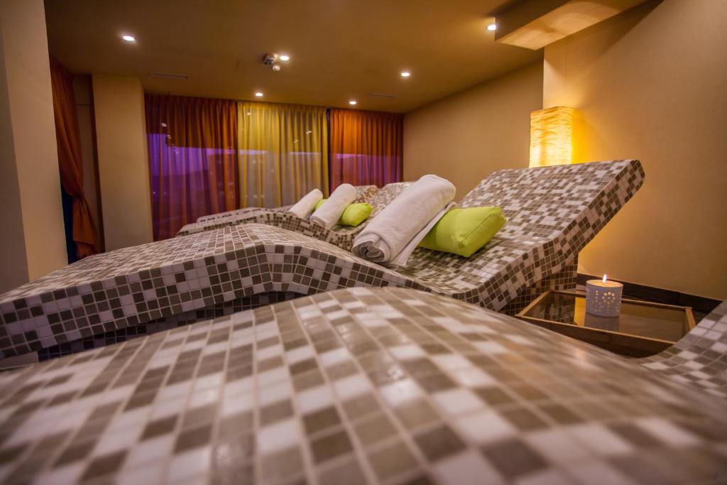 Postel nebo postele na pokoji v ubytování Malak Regency Hotel