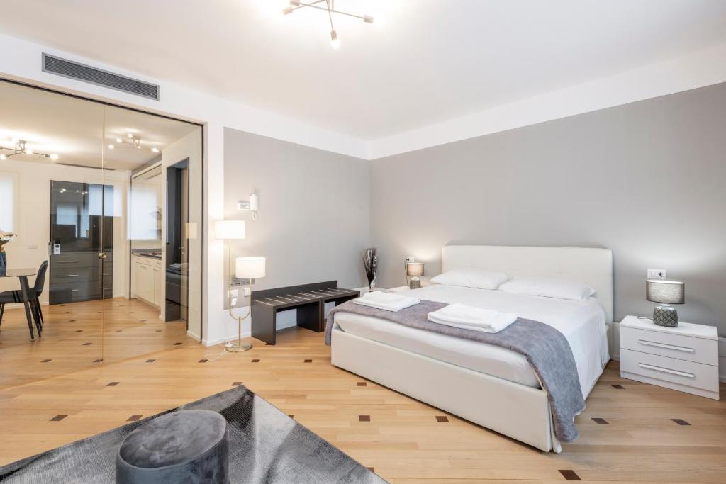 A bed or beds in a room at Milan Royal Suites - Centro Duomo