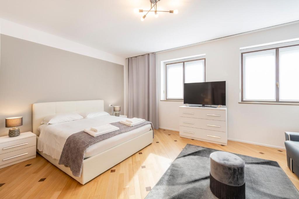 A bed or beds in a room at Milan Royal Suites - Centro Duomo