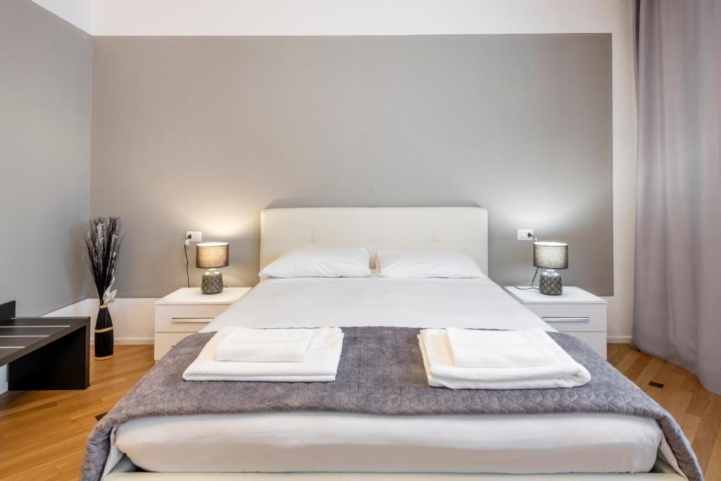 A bed or beds in a room at Milan Royal Suites - Centro Duomo