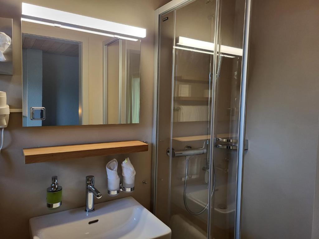 Koupelna v ubytování Hotel National