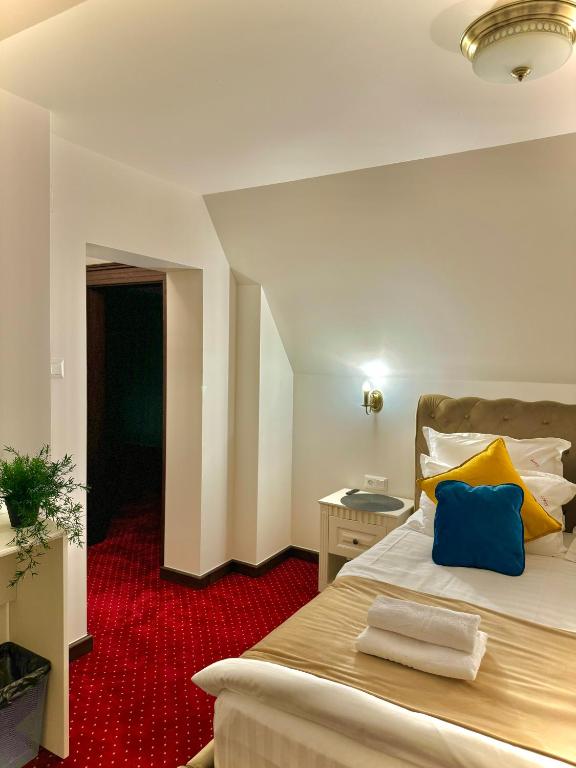 Postel nebo postele na pokoji v ubytování Vila Șipot - Casa Arhitecților