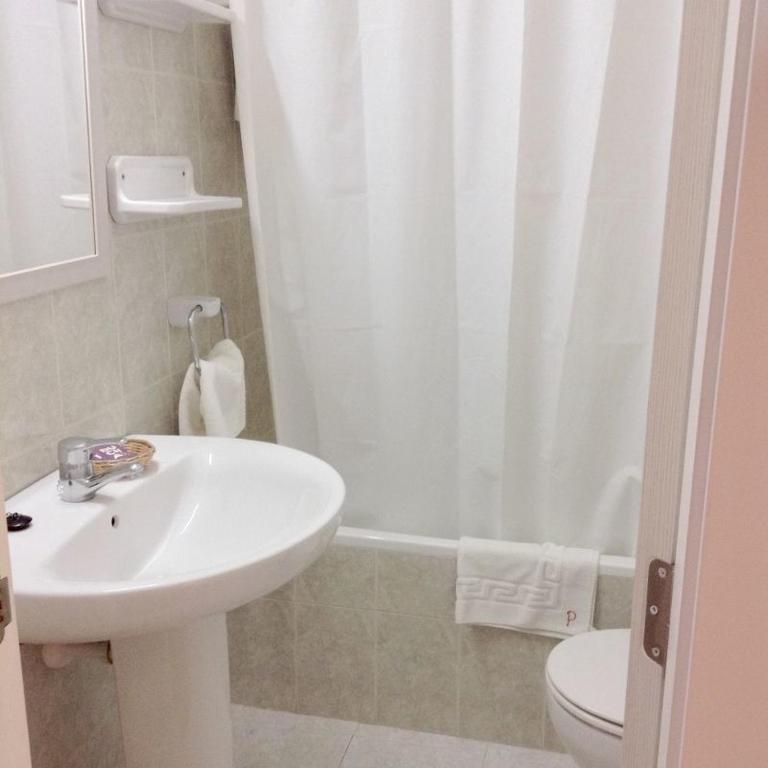 Koupelna v ubytování Hostal Pitiusa