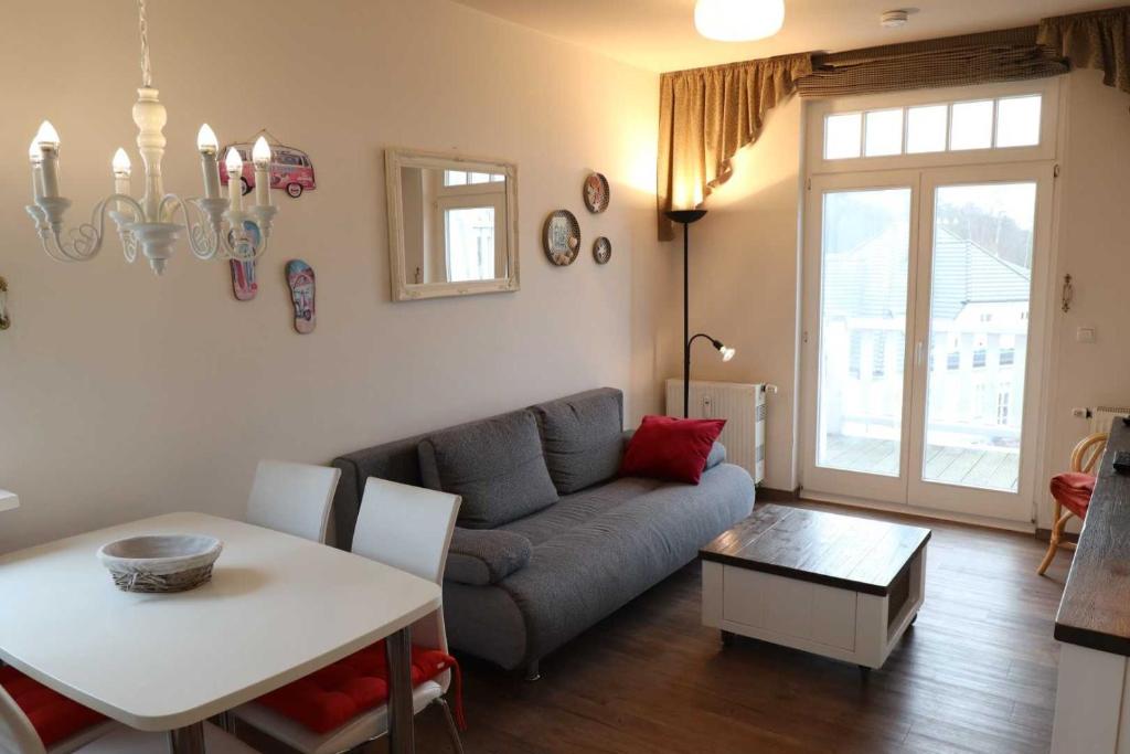 ein Wohnzimmer mit einem Sofa und einem Tisch in der Unterkunft Strandstraße 14 - 51-1 in Kühlungsborn