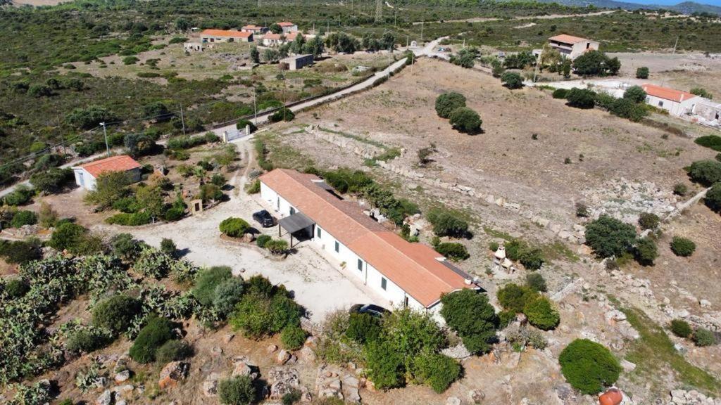 una vista aérea de un edificio en una colina en Lo Stazzu - Key to Villas, en Sedini