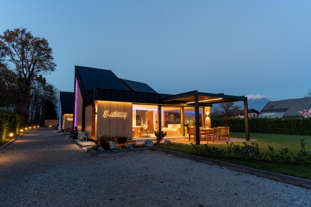 une petite maison avec un toit dans une allée dans l'établissement Luxury Resort Potatoland, à Šenčur