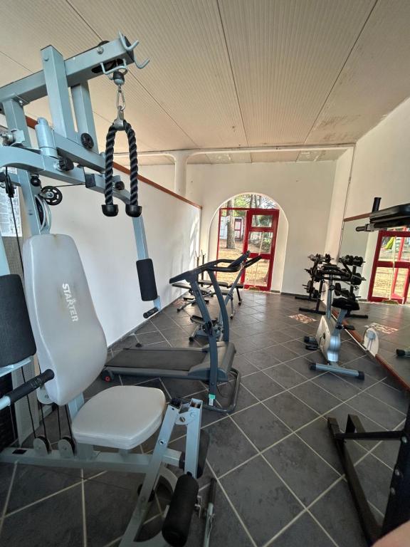 The fitness centre and/or fitness facilities at Residence Emarine