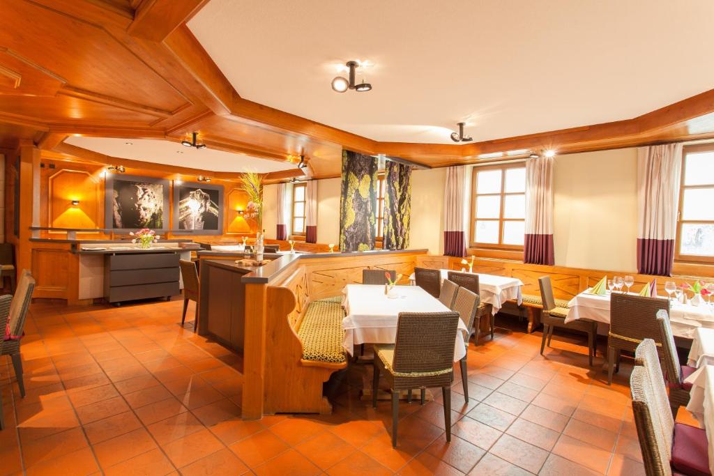 a restaurant with tables and chairs in a room at Hotel Restaurant Jägerhof in Weisendorf