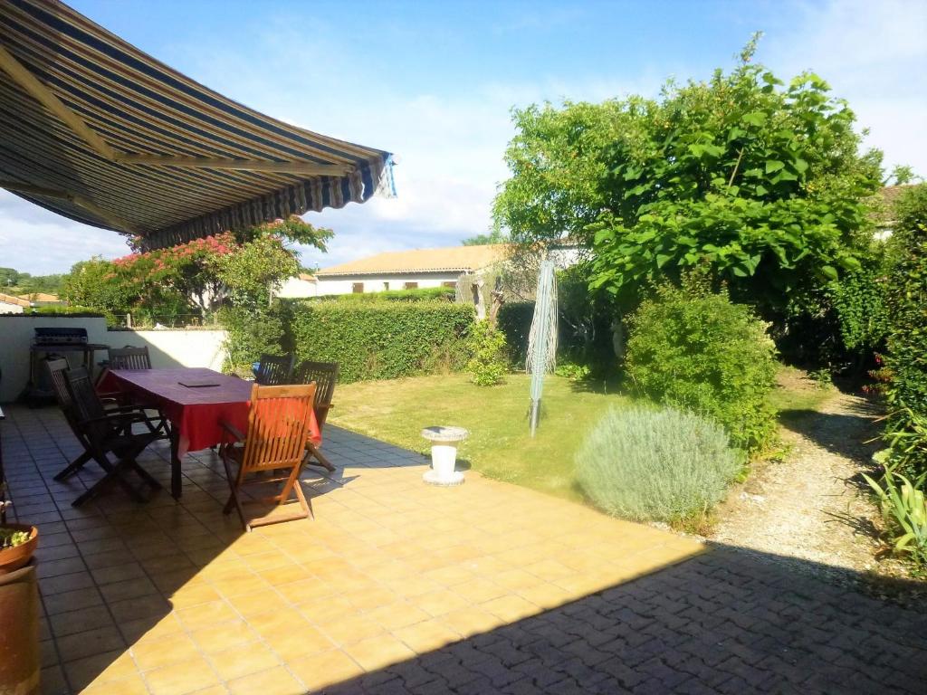 eine Terrasse mit einem Tisch und einem Brunnen in der Unterkunft Royan - MAISON de PLAIN-PIED avec jardin clos - QUARTIER RESIDENTIEL in Royan