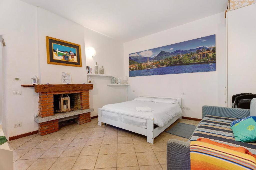 韋爾巴尼亞的住宿－Gigi House，客厅设有一张床和一个壁炉
