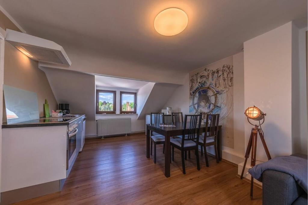 - une cuisine et une salle à manger avec une table et des chaises dans l'établissement Hafenhaus Kapitänsdeck, à Waren