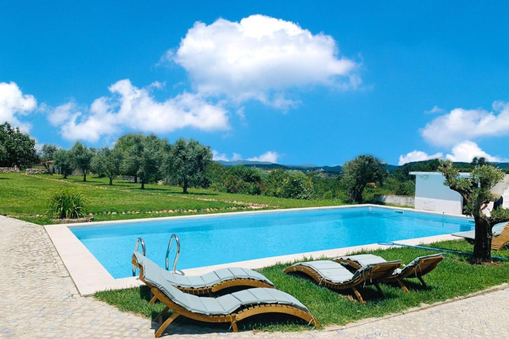 a swimming pool with two lounge chairs and ahaps at Casa Mahalia - Calme et Campagne in Carril