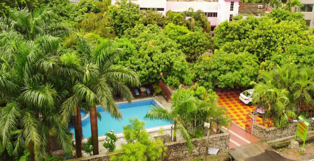 Rangamati Garden Resortの敷地内または近くにあるプールの景色