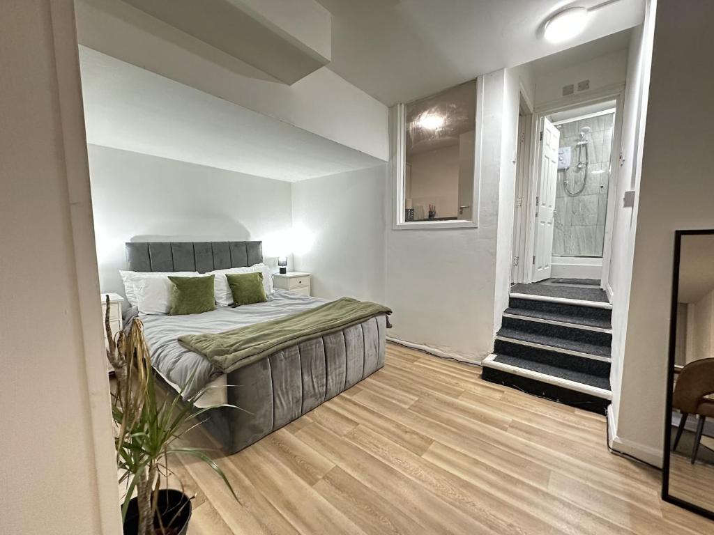 Un pat sau paturi într-o cameră la Cosy Studio Escape in Ilkeston with Netflix