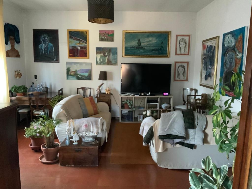 un soggiorno con 2 divani e una TV a schermo piatto di Casa indipendente casa costa a Costa Pallavieino