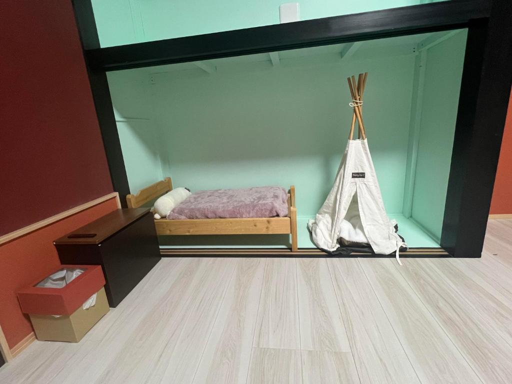 Postel nebo postele na pokoji v ubytování ゲストハウスみんちゅう