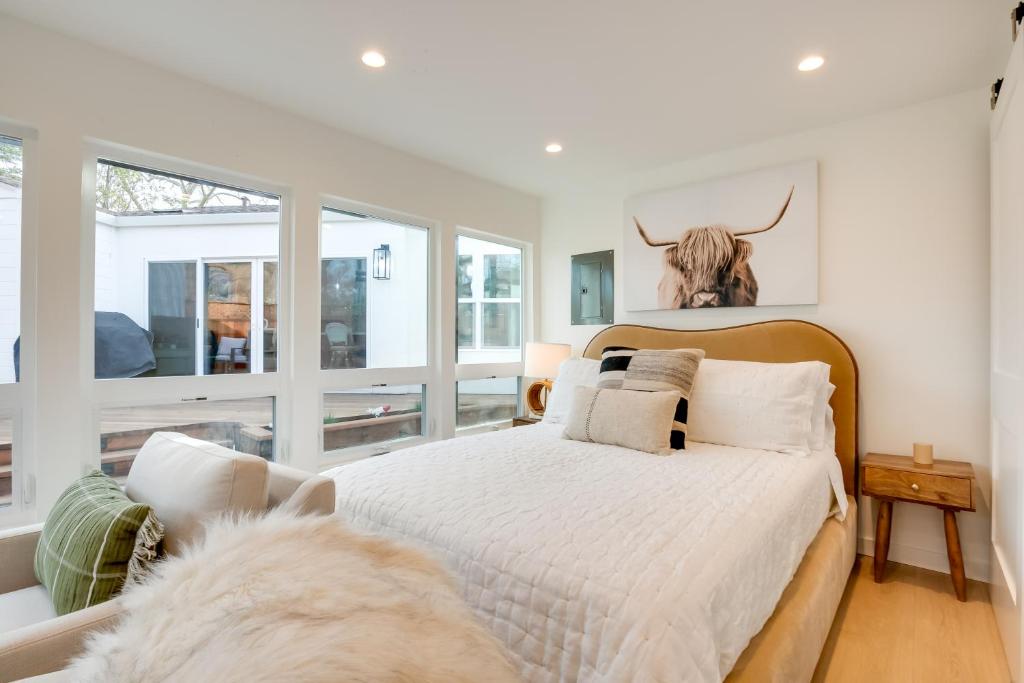 een slaapkamer met een bed met een koeienkop aan de muur bij Napa Studio with Shared Hot Tub Close to Wineries! in Napa