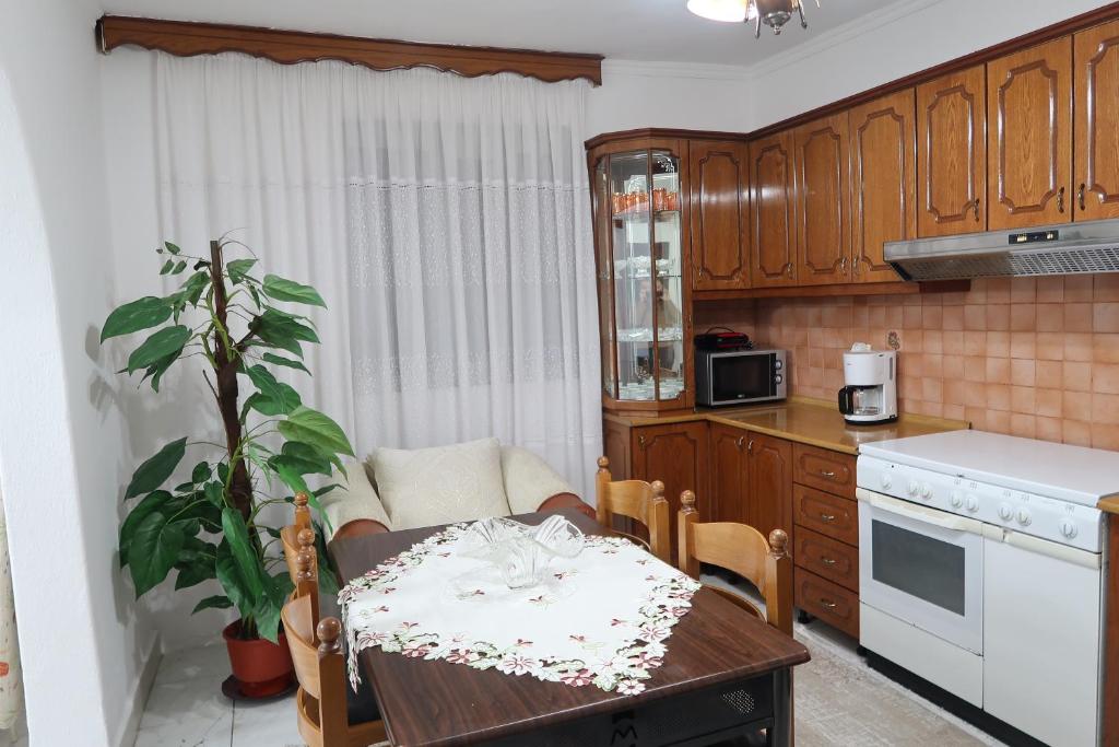 een kleine keuken met een tafel en een tafel sidx sidx sidx bij Lake Ohrid Guesthouse "Villa Valentina" in Pogradec