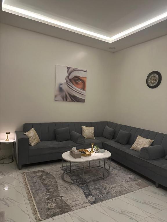 uma sala de estar com um sofá e uma mesa em شقة فاخرة للايجار اليومي em Al-Kharj