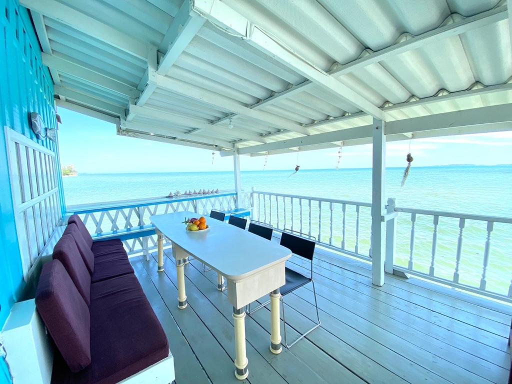 Balkón nebo terasa v ubytování บ้านในทะเล (Baan Nai Talay)