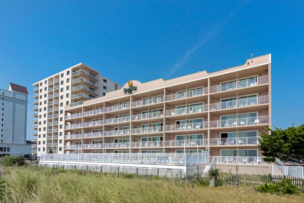 un hotel en la playa con un edificio alto en Quality Inn Ocean City Beachfront, en Ocean City