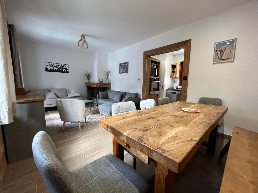 un soggiorno con tavolo e sedie in legno di CHALET DE CHARME LE GOLEON - 3 Chambres - VALLOIRE CENTRE a Valloire